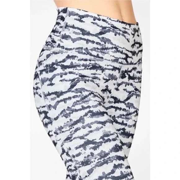Fabletics small black and white abstract print 7/8 leggings - Picture 2 of 6